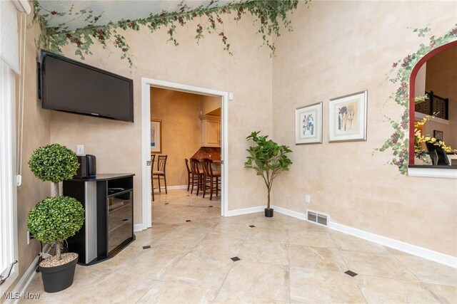 2 Salem Ct, Beachwood, OH 44122 - interior space featuring arched walkways, baseboards, and visible vents
