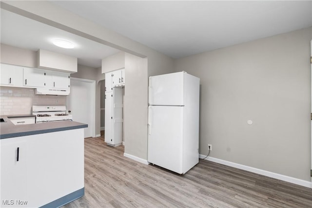 1862 17th St SW, Akron, OH 44314 - kitchen with backsplash, light wood-style flooring, under cabinet range hood, baseboards, and white appliances