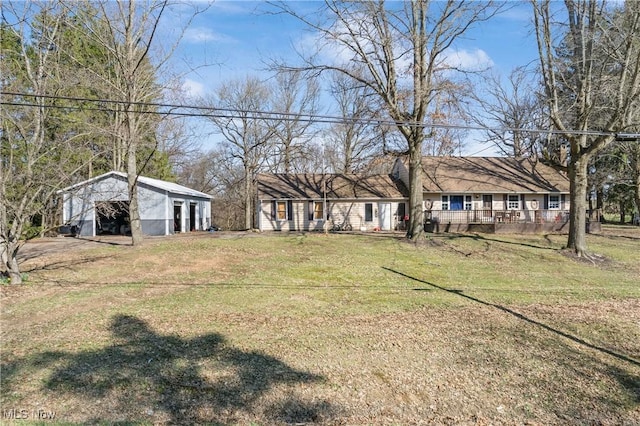 view of yard with an outbuilding