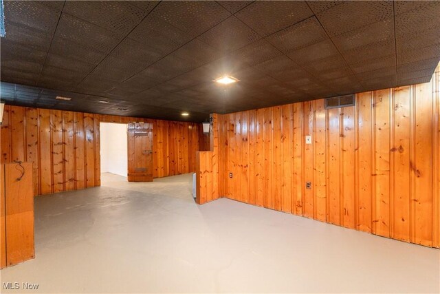 2955 Noel Dr, Youngstown, OH 44509 - finished basement featuring visible vents and wooden walls