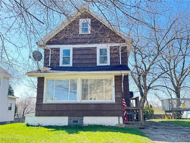 2106 17th St SW, Akron, OH 44314 - view of front facade featuring a front yard