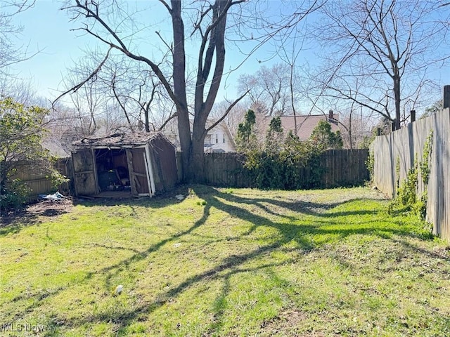 2106 17th St SW, Akron, OH 44314 - view of yard featuring an outdoor structure, a fenced backyard, and a storage unit