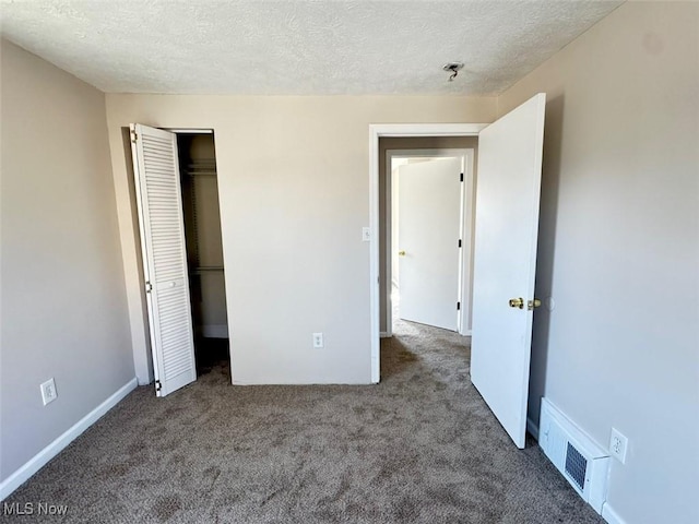 2106 17th St SW, Akron, OH 44314 - unfurnished bedroom featuring carpet, a closet, a textured ceiling, and visible vents