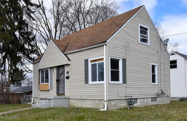 1118 Hartford Ave, Akron, OH 44320 - view of front facade featuring a front lawn