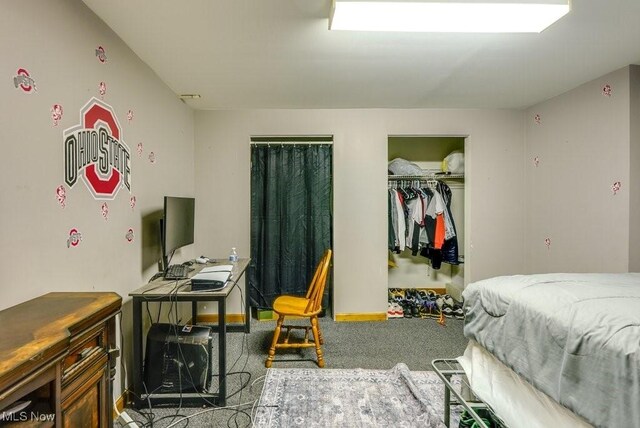 carpeted bedroom featuring baseboards and a closet
