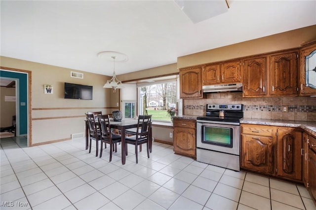 kitchen with backsplash, visible vents, decorative light fixtures, stainless steel range with electric stovetop, and under cabinet range hood