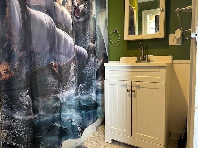 bathroom with a shower with curtain and vanity