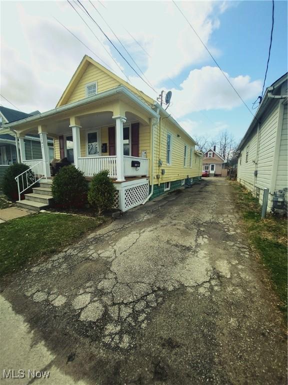 view of front facade featuring covered porch and aphalt driveway
