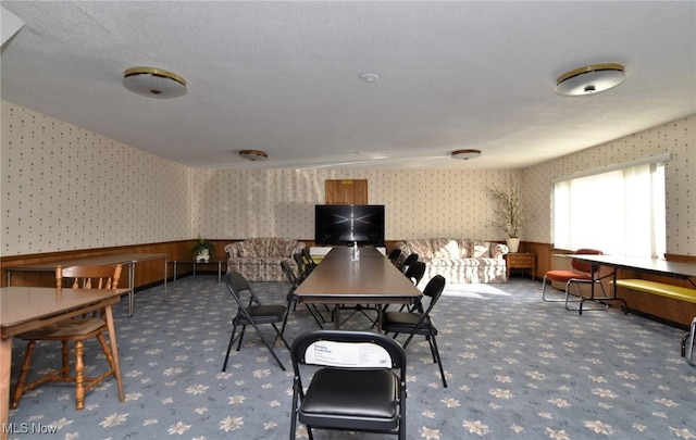 3333 Warrensville Center Rd Unit 204, Shaker Heights, OH 44122 - carpeted dining area featuring a wainscoted wall and wallpapered walls