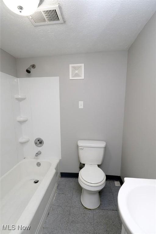 full bath with toilet, a textured ceiling, baseboards, and visible vents