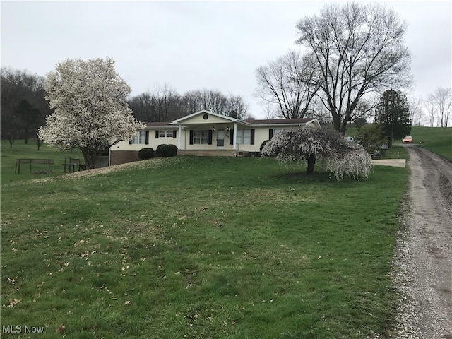 view of front facade featuring driveway and a front yard