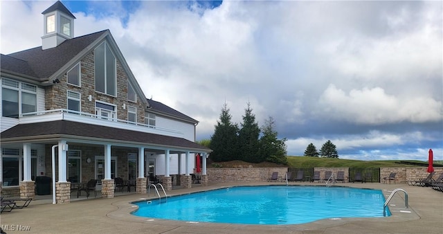 218 Canterbury Ct, Columbiana, OH 44408 - community pool with fence and a patio