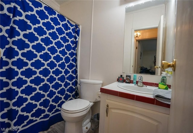 8672 Ridgeview Rd, Chandlersville, OH 43727 - full bathroom featuring vanity, toilet, and curtained shower