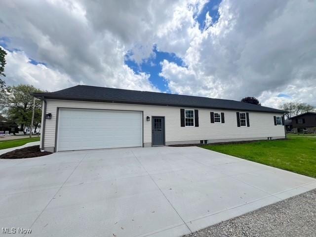 single story home with an attached garage, a front lawn, and driveway