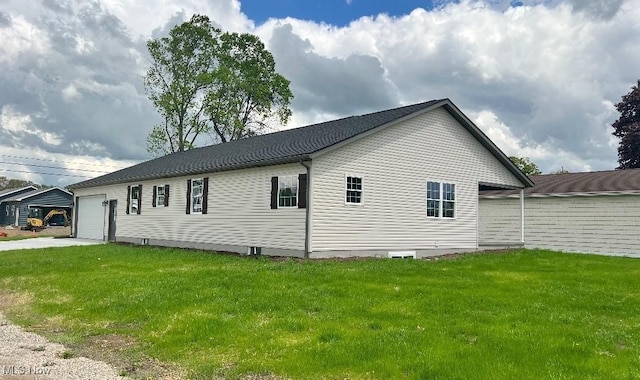 view of side of property featuring a lawn