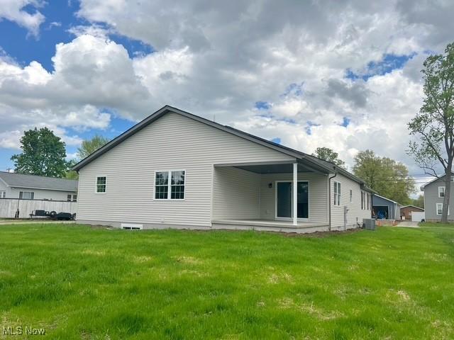 back of house featuring a yard