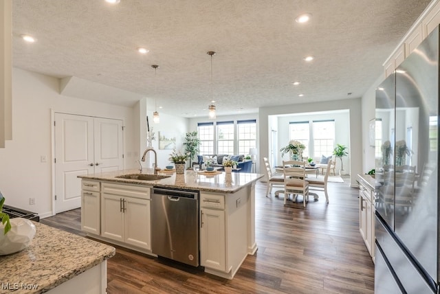 835-2 Dipper Ln, Aurora, OH 44202 - kitchen featuring appliances with stainless steel finishes, a textured ceiling, a kitchen island with sink, recessed lighting, and dark wood-style flooring