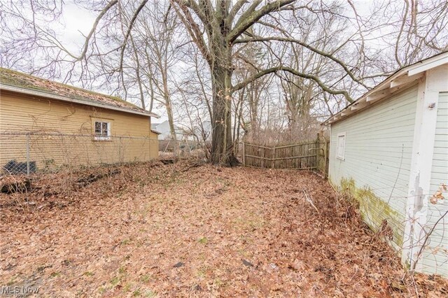 575 Fernwood Dr, Akron, OH 44320 - view of yard featuring fence