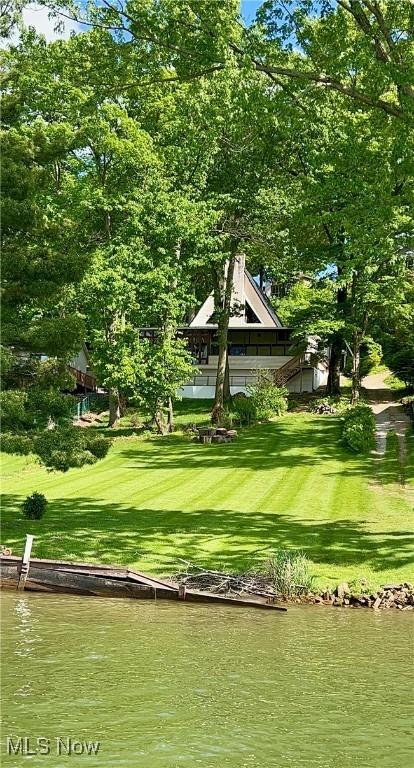 166 Cheyenne Trl, Malvern, OH 44644 - surrounding community featuring a yard and a water view