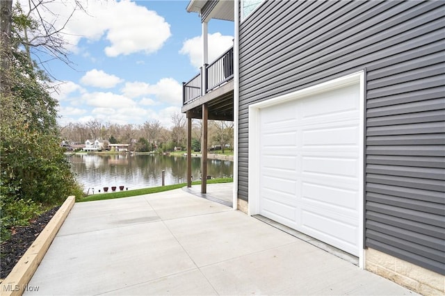 810 Point Dr, Akron, OH 44319 - garage featuring a water view