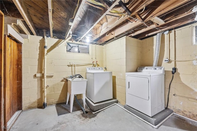 43 Hamilton Ave, Poland, OH 44514 - laundry room with a sink, washing machine and clothes dryer, and laundry area
