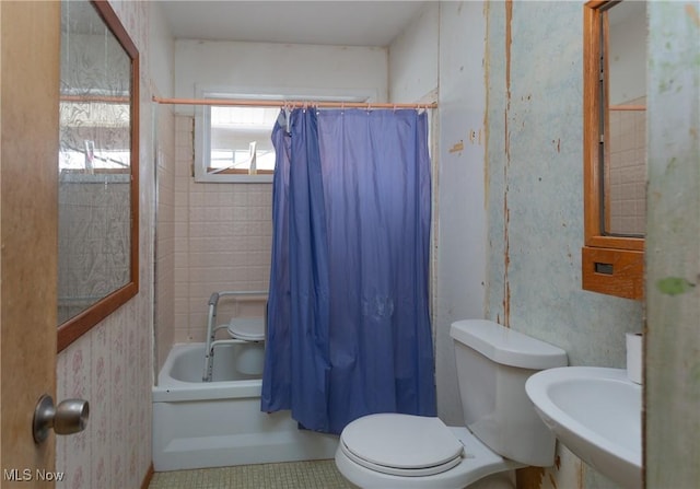 full bathroom featuring a sink, shower / tub combo, tile patterned floors, and toilet