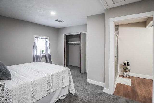 bedroom featuring a closet, baseboards, visible vents, and recessed lighting