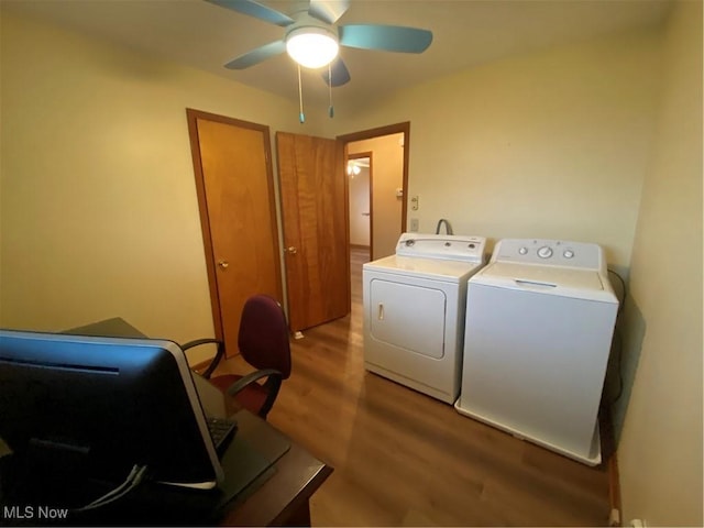 clothes washing area with washer and dryer, light wood-style flooring, and a ceiling fan