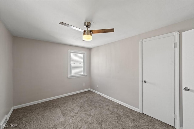 carpeted empty room with baseboards and ceiling fan