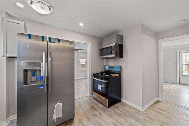 kitchen featuring stainless steel appliances, recessed lighting, light wood-style floors, and baseboards