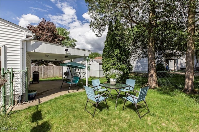 view of yard featuring a patio area
