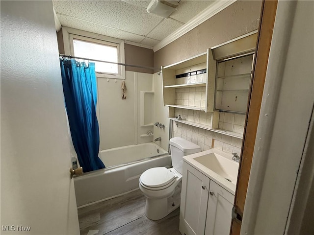3893 E 55th St, Cleveland, OH 44105 - bathroom featuring wood finished floors, shower / tub combo with curtain, toilet, vanity, and a drop ceiling