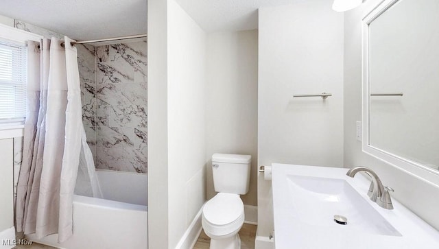 full bathroom featuring toilet, shower / bath combo with shower curtain, baseboards, and vanity