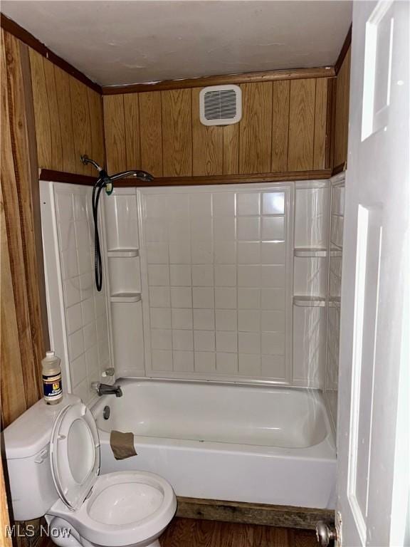 471 W Hylda, Youngstown, OH 44511 - full bathroom featuring visible vents, toilet, and shower / bathing tub combination