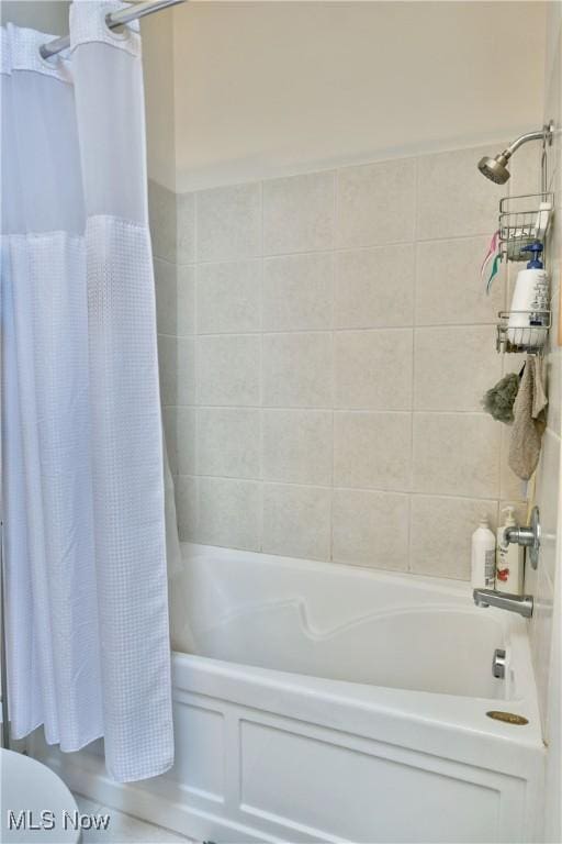 345 S Linden Ct, Warren, OH 44484 - full bath featuring toilet and shower / tub combo with curtain
