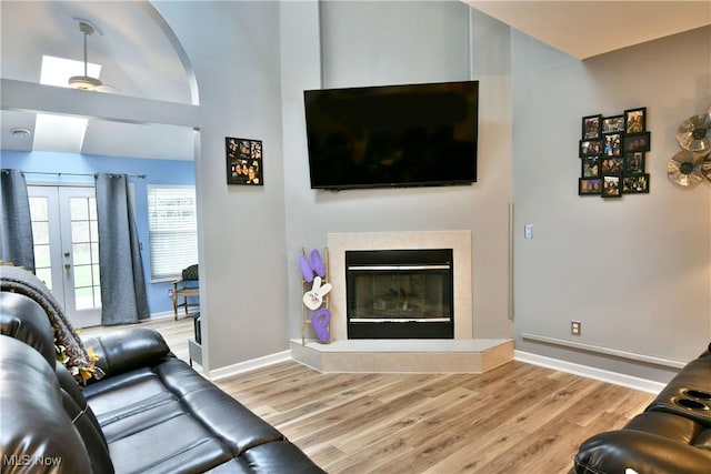 345 S Linden Ct, Warren, OH 44484 - living room with wood finished floors, a glass covered fireplace, and vaulted ceiling