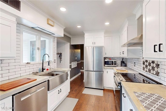 kitchen featuring tasteful backsplash, visible vents, a sink, light countertops, and appliances with stainless steel finishes