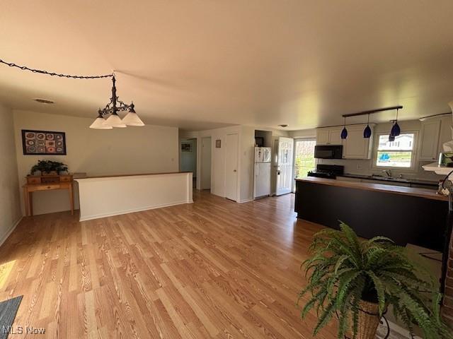 152 Oneida Trl, Malvern, OH 44644 - living room with light wood-style floors and baseboards