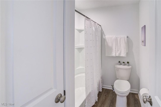 850-4 Dipper Ln, Aurora, OH 44202 - bathroom with toilet, wood finished floors, a shower with shower curtain, and baseboards