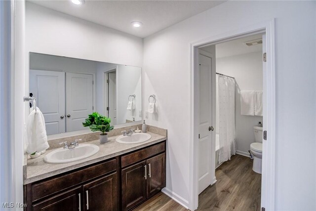 850-4 Dipper Ln, Aurora, OH 44202 - full bath featuring a sink, toilet, double vanity, and wood finished floors