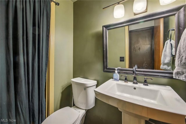 2262 Tanglewood Dr, Salem, OH 44460 - bathroom with toilet and a shower with curtain