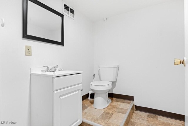 841 W Milton St, Alliance, OH 44601 - bathroom with toilet, visible vents, baseboards, and vanity