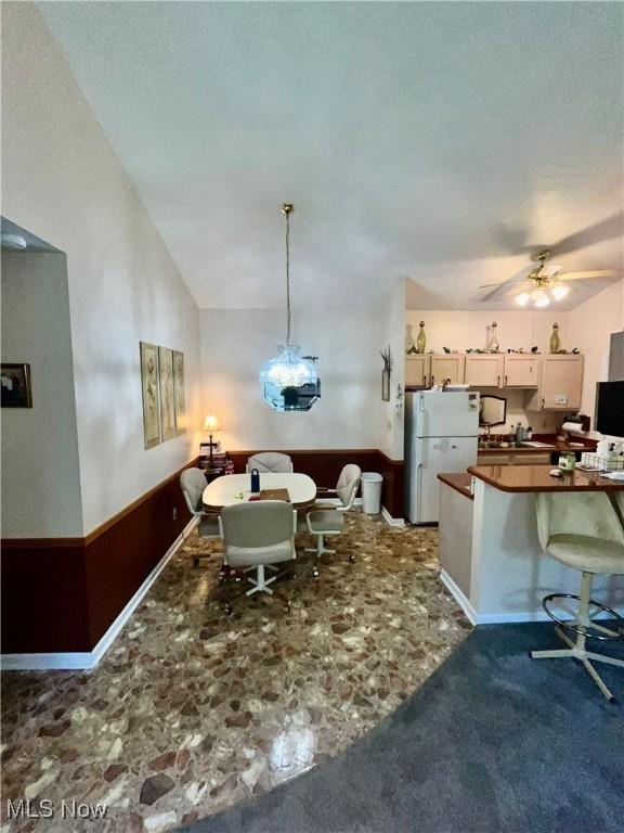 47 Woodland Chase Blvd, Niles, OH 44446 - kitchen featuring freestanding refrigerator, ceiling fan, a peninsula, lofted ceiling, and a breakfast bar area