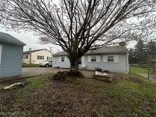 2424 Mccartney Rd, Youngstown, OH 44505 - back of property with fence