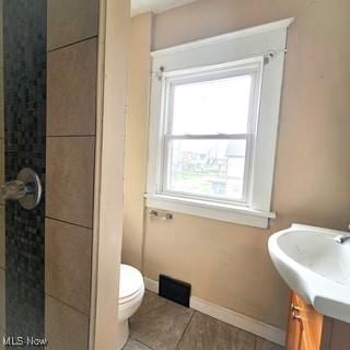 702 Dickson St, Youngstown, OH 44502 - full bath featuring a tile shower, a wealth of natural light, tile patterned flooring, and vanity