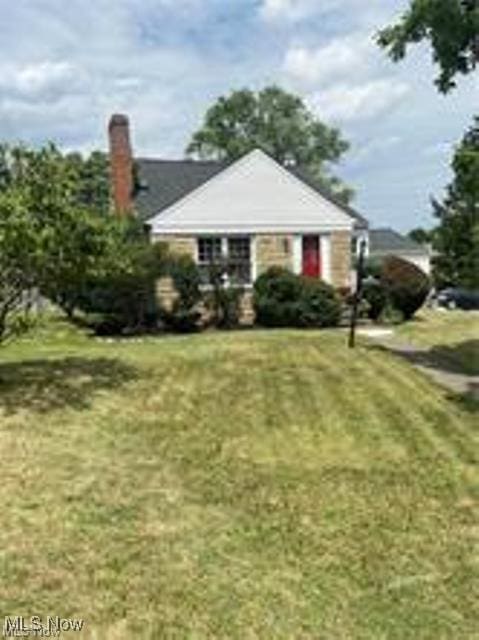 bungalow-style house featuring a front lawn