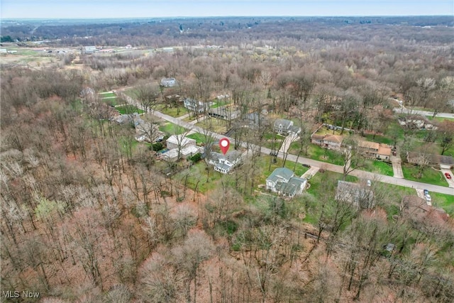 birds eye view of property featuring a forest view