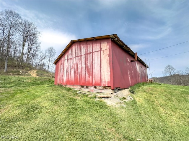 view of barn featuring a lawn