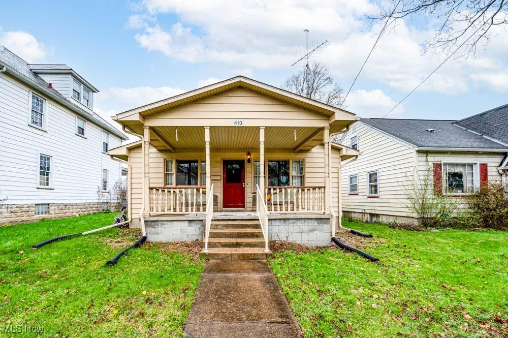 view of front facade with a front lawn and covered porch