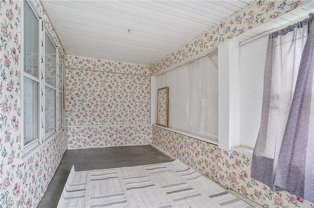 2510 E Midlothian Blvd, Youngstown, OH 44502 - bathroom featuring wallpapered walls
